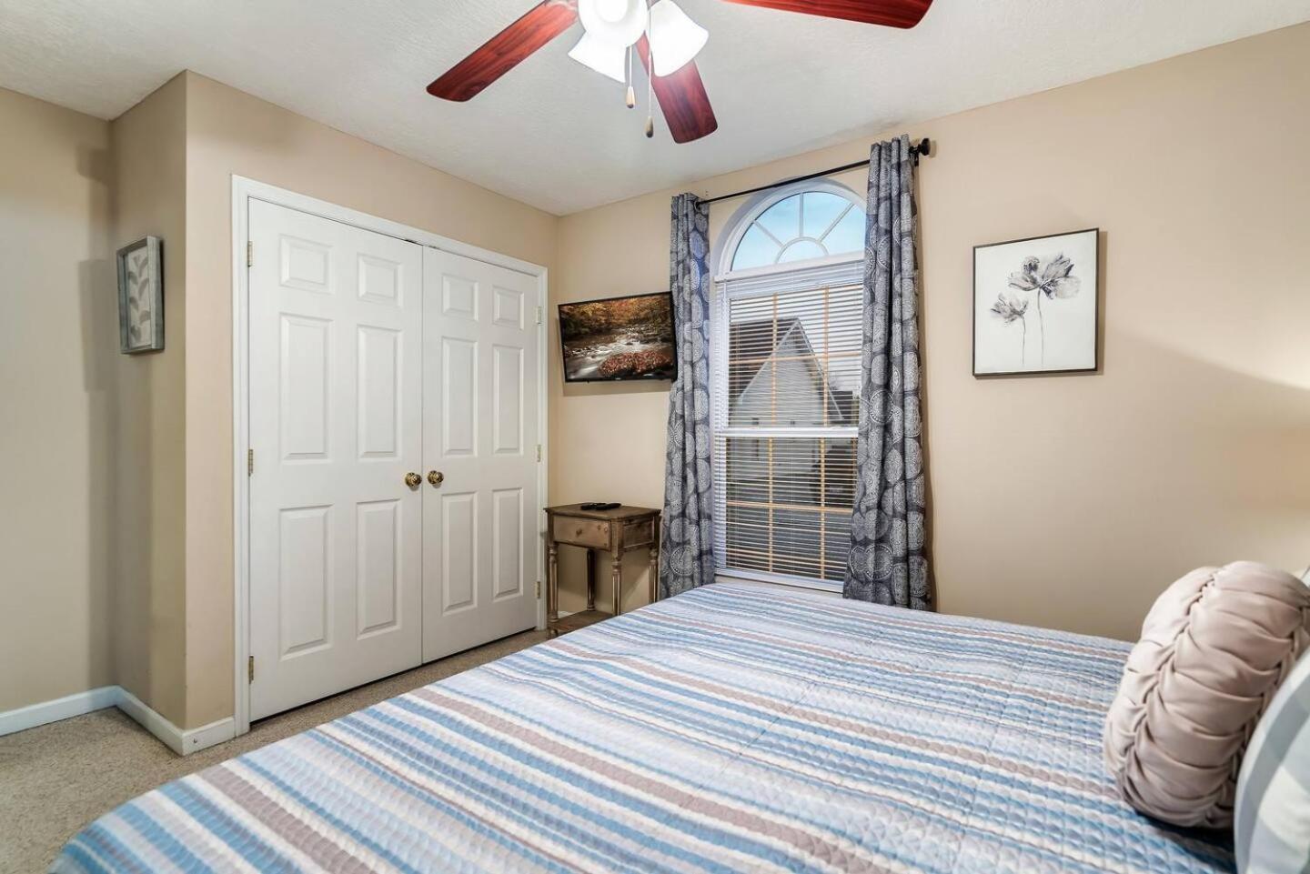 1 Mile To Pkwy, Pets, Hot Tub, Creekside, Porch Villa Pigeon Forge Exteriör bild