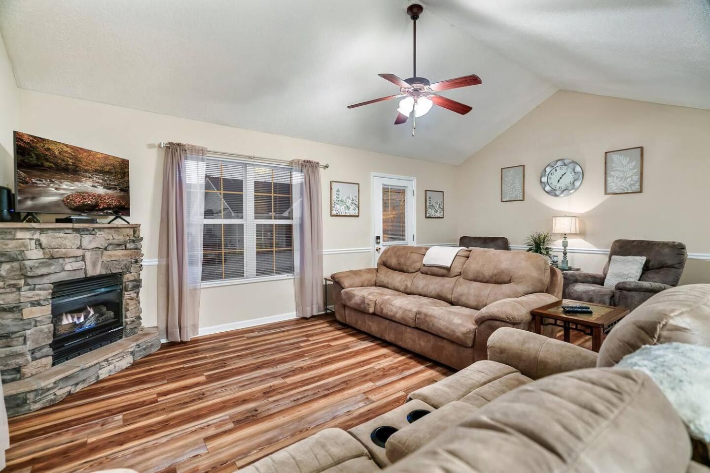 1 Mile To Pkwy, Pets, Hot Tub, Creekside, Porch Villa Pigeon Forge Exteriör bild